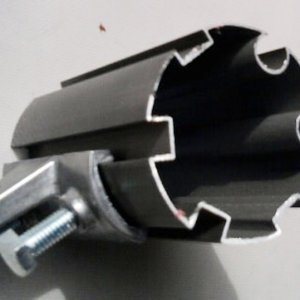 Dế nhôm được gắn trên ống nhôm cuốn bạt